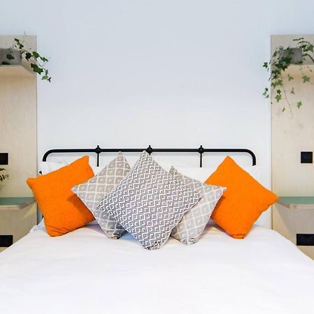 The Plywood Flat, Modern Style In A Traditional Tenement Edimburgo Esterno foto